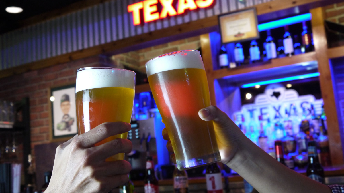 【新聞圖片1】TGI FRIDAYS及Texas Roadhouse德州鮮切牛排奧運期間推出指定臺虎精釀生啤酒〈嗨〉優惠，號召全民為選手加油集氣！.jpg