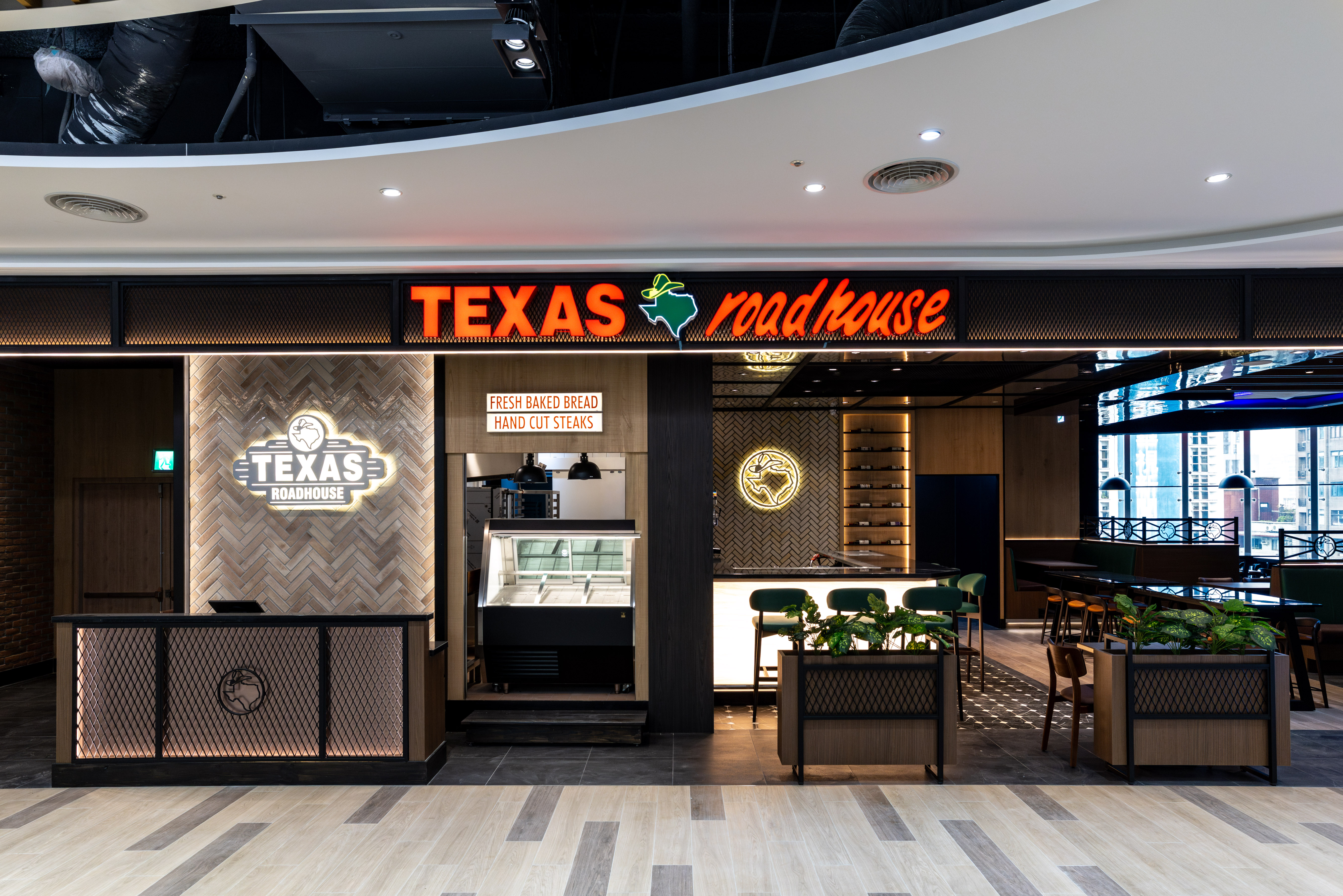 (圖四) Texas Roadhouse德州鮮切牛排 大巨蛋遠東Garden City店。開展餐飲集團提供.jpg